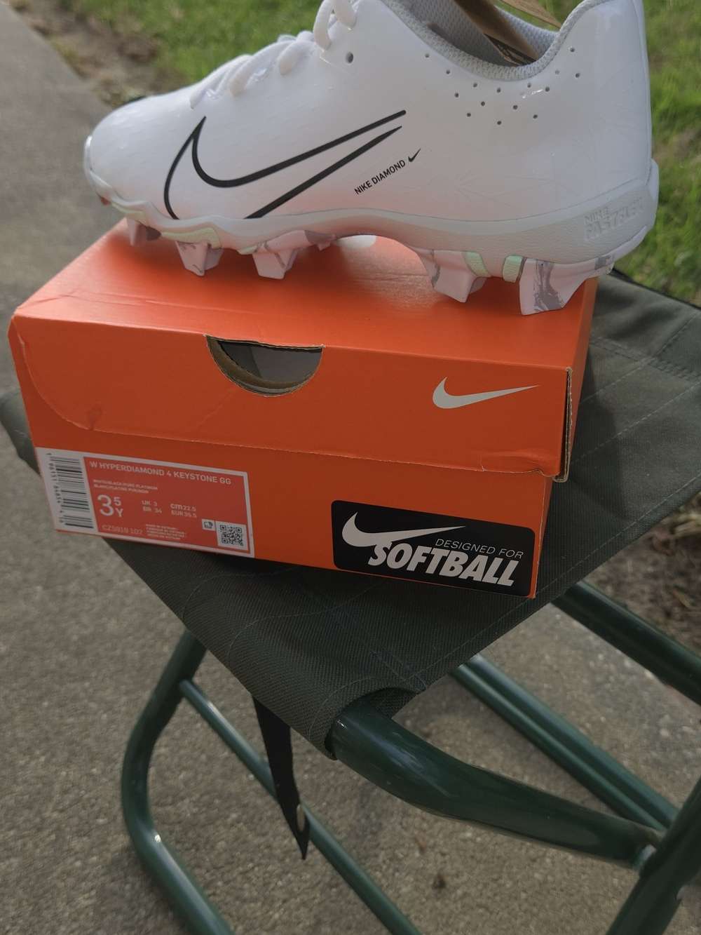 Nike White Softball Cleats NWT - Women's/Girls Hyperdiamond